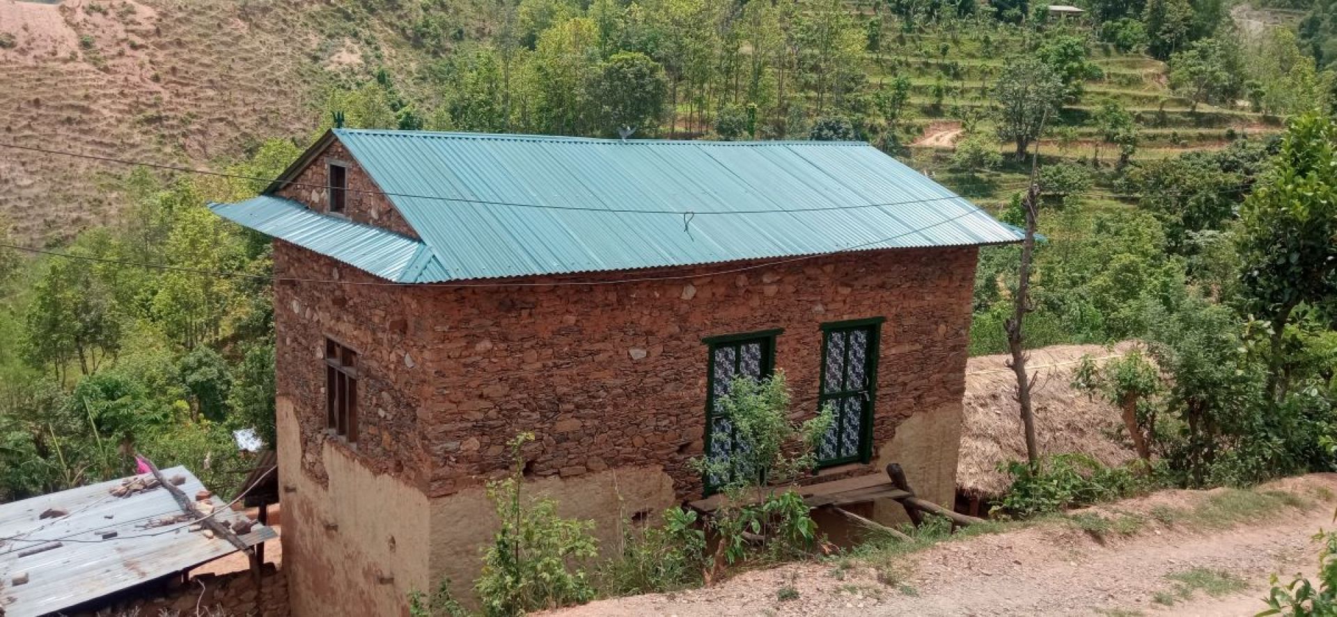 खरको छानो फाल्दै जस्ताः खुसी छन् रामपुरवासी आनन्दले बस्दा